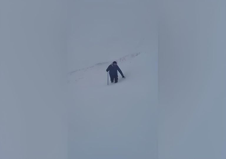 Vídeo: una gran nevada tiñe de blanco las montañas del norte de Argelia dejando un paisaje siberiano