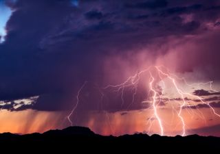 Una gran tormenta el&eacute;ctrica nocturna ilumina el desierto de Qatar en pleno temporal, aqu&iacute; las im&aacute;genes