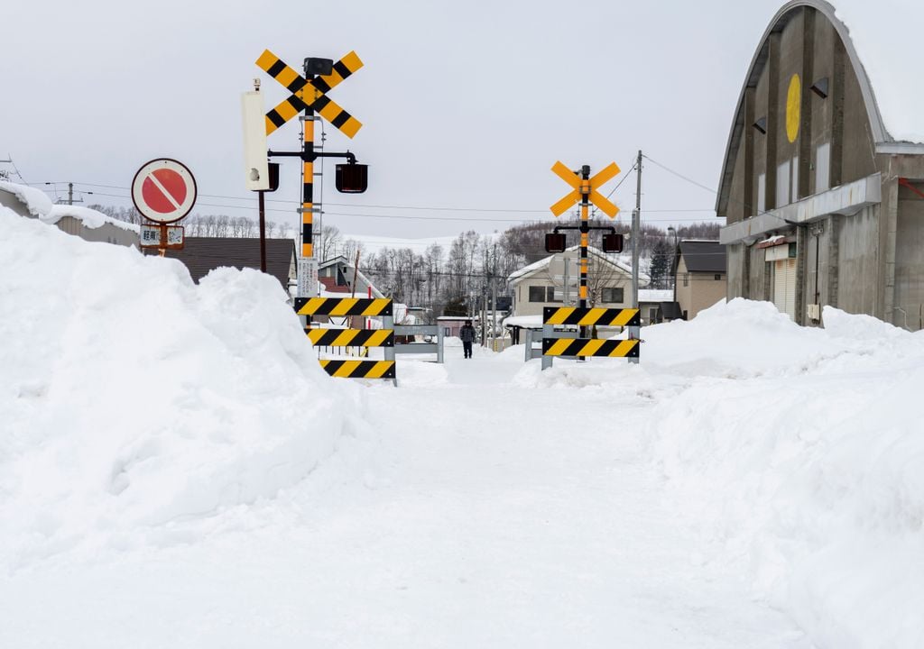 Estado de una de las líneas de ferrocarril que cruzan Sapporo, tras una intensa nevada.