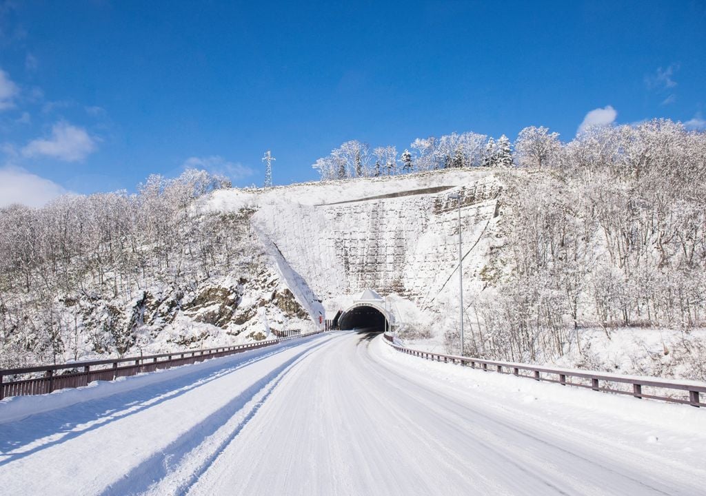 La nevada ha sido tan virulenta que los sistemas de calefacción de las carreteras de Sapporo no han podido evitar que se congelen.