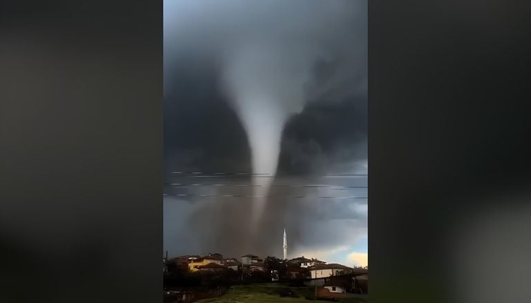 Una oleada de tornados arrasa varios pueblos de Turqu&iacute;a y deja grandes da&ntilde;os materiales: aqu&iacute; las im&aacute;genes del episodio