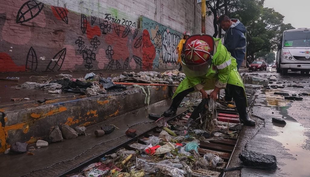 La basura del tianguis cercano huacales, objetos y desechos agravó el problema al obstruir coladeras.