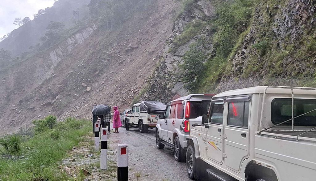 Carreteras y caminos en varias partes del país se encuentran bloqueadas debido a las lluvias continuas.