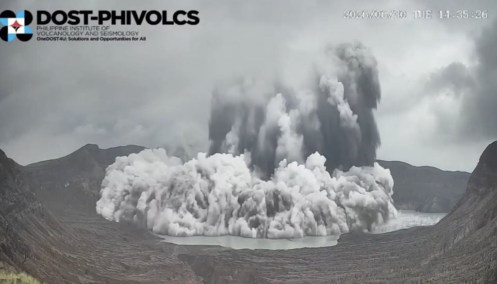 Una erupción freatomagmática es una violenta explosión volcánica que ocurre cuando el magma ardiente entra en contacto directo con agua subterránea o superficial, como lagos u océanos. Una erupción freatomagmática, es una violenta explosión volcánica que ocurre cuando el magma ardiente entra en contacto directo con agua subterránea o superficial, como lagos u océanos.