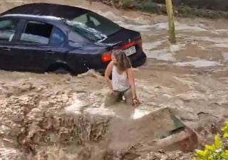 Videos del caos que dejó una breve tormenta en Zaragoza: rescatan personas de los autos y arboles 