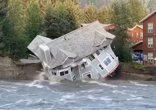 Vídeos do colapso assustador de uma casa num rio no Alasca, devido à rutura de um glaciar. 