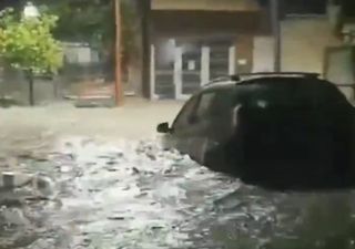 Videos de la feroz tormenta en Córdoba con la llegada del año nuevo 2024: anegamientos y una avenida hundida