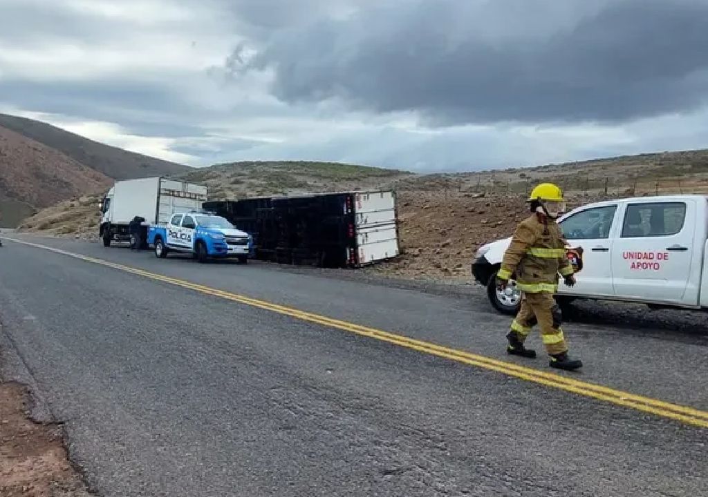 vuelco de un camión por el viento RP 43 Neuquén