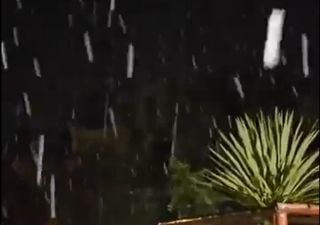 Videos: llegó la nieve en la noche a Mar del Plata y alrededores, ¿cómo sigue el tiempo en Argentina?