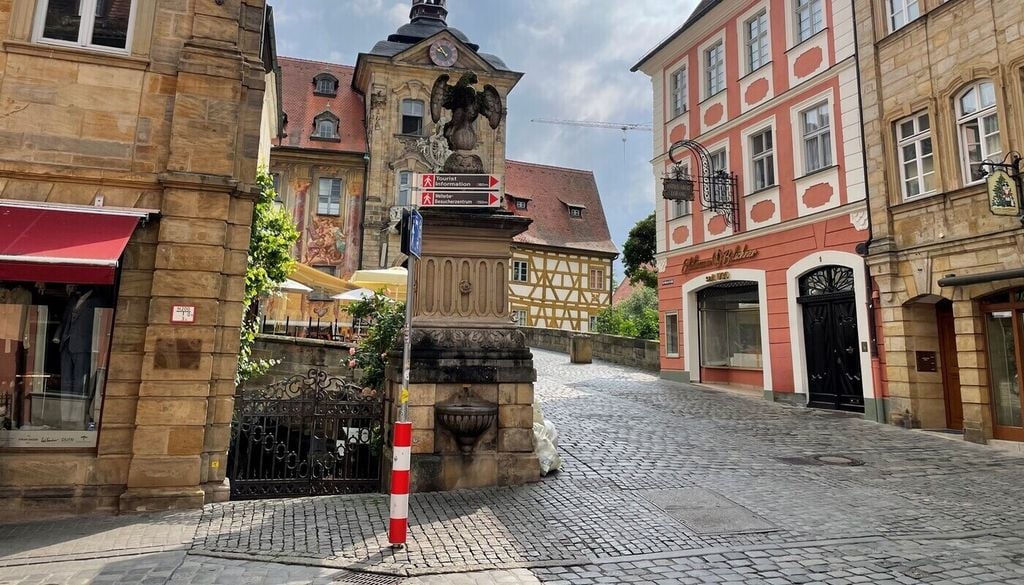Der Trinkbrunnen in der Nähe des Alten Rathauses in Bamberg ist kaum als solcher zu erkennen. Der Trinkbrunnen in der Nähe des Alten Rathauses in Bamberg ist kaum als solcher zu erkennen. Bild: Philipp Sprengholz/Universität Bamberg