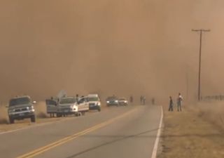 Un fenomenal viento Zonda alcanza el centro de Argentina y provoca graves incendios en Córdoba y San Luis