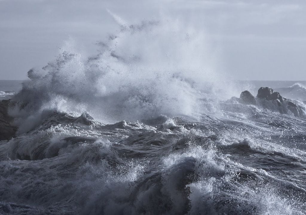 grandes olas llegando a la costa