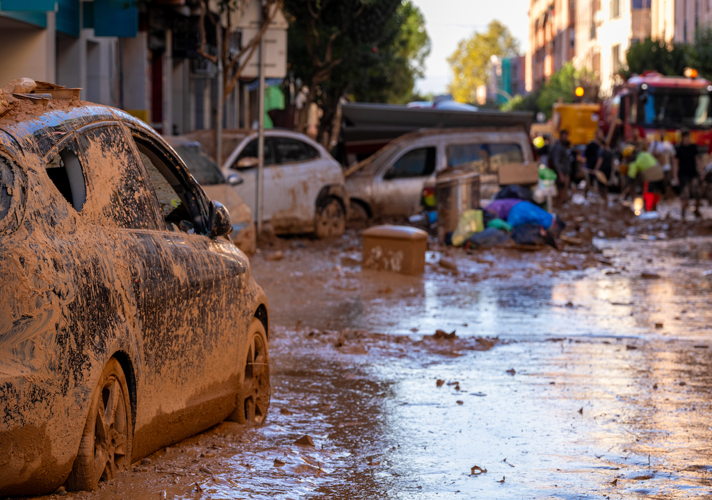 Nach der DANA-Flut 2024: Überschwemmungen zerstören Straßen und Häuser – Simulationen helfen künftig bei Rettung und Planung.