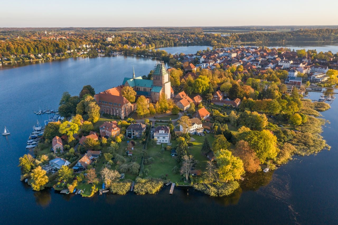 Von Wasser gerahmt: Die Inselstadt im Süden Schleswig-Holsteins ist einzigartig. Foto: Adobe Stock