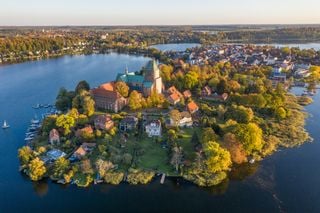 Vier Seen und nordisches Backstein-Flair: Diese Inselstadt ist ein perfektes Ziel f&uuml;r den Herbst