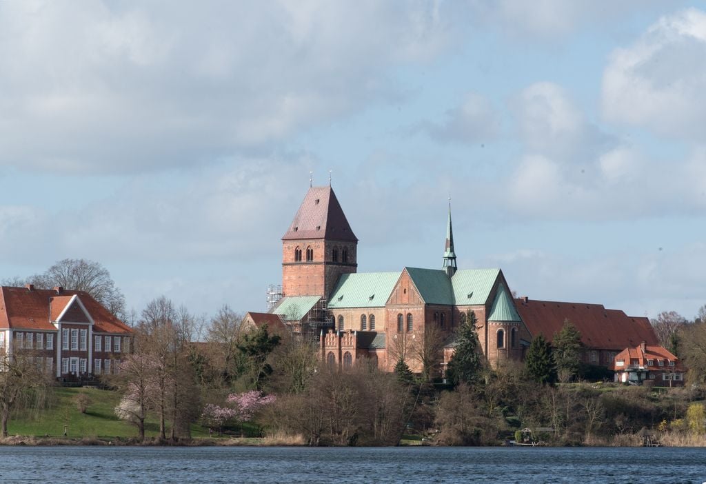 Romanisches Backstein-Juwel: Der im 12. Jahrhundert erbaute Ratzeburger Dom. Foto: Adobe Stock