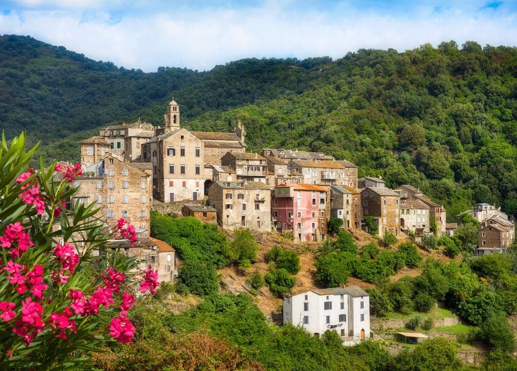 Ici, le village de Vescovato en Corse, en lice pour le concours du village préféré des français 2026.