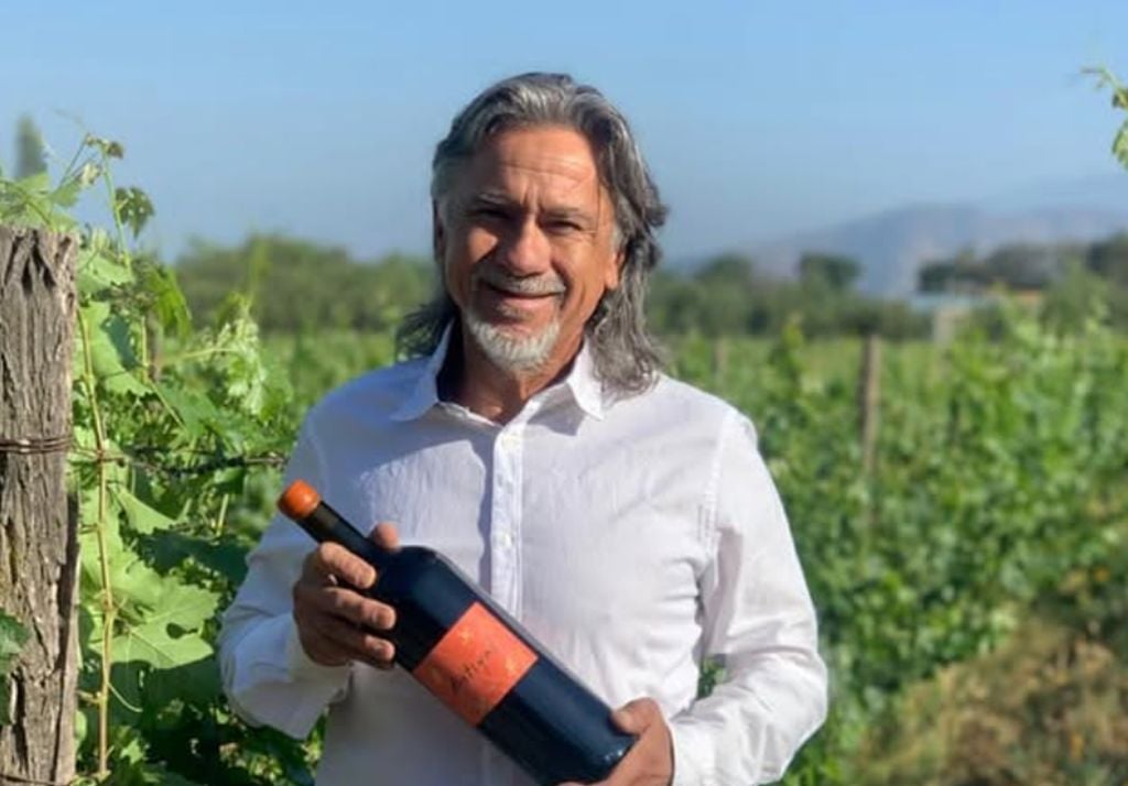 enologo. En 1996, Espinoza estableció Viña Antiyal en el Valle del Maipo, considerada la primera bodega "de garage" y biodinámica del país.Imagen: Revista Apetito.