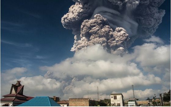 Violenta Erupción De Volcán Sinabung, Sumatra