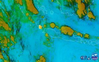 Violenta erupción del volcán Krakatoa: lanza cenizas a 15 km de altura