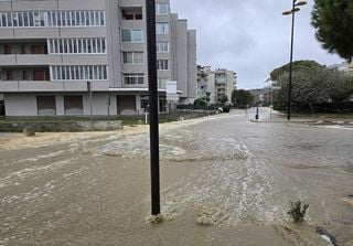 Violenta mareggiata colpisce la Riviera Romagnola, Foto e Video. Oggi attenzione al forte vento in queste 4 regioni