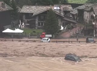 I video delle impressionanti alluvioni lampo sulle Alpi: cos'è successo e dove pioverà nelle prossime ore?