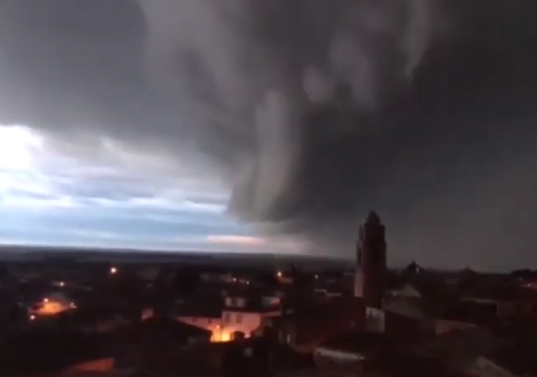 Violenti temporali flagellano la Spagna nord-orientale: video Violenti temporali flagellano la Spagna nord-orientale: video