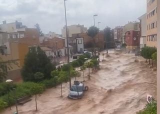 Violenti temporali in Spagna, strade trasformate in torrenti e un aeroporto allagato: i video e la situazione