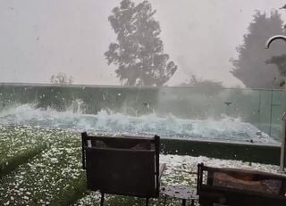 Violentissima grandinata in Austria, i chicchi di grandine sono enormi e svuotano la piscina: il video