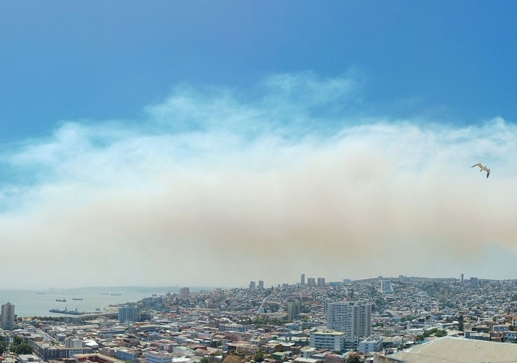 vista hacia viña del mar desde valparaíso. Ambas cubiertas por el humo de los incendio.