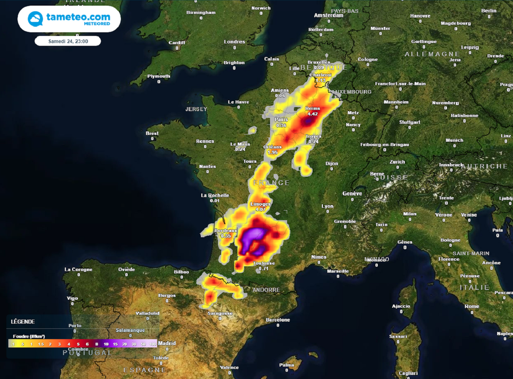 L'axe orageux s'annonce particulièrement marqué entre le sud-ouest et le nord du pays en soirée de samedi.