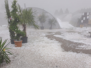 Violents orages : des grêlons de 10 cm, des pluies intenses et une tornade... Les dernières images des dégâts 