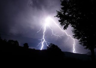 Violents orages : un mort en Isère, des inondations et des dégâts importants dus au vent