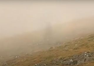 Il misterioso spettro di Brocken filmato durante un trekking in montagna
