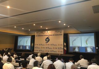 Visita Lixion Ávila seminario de huracanes en México