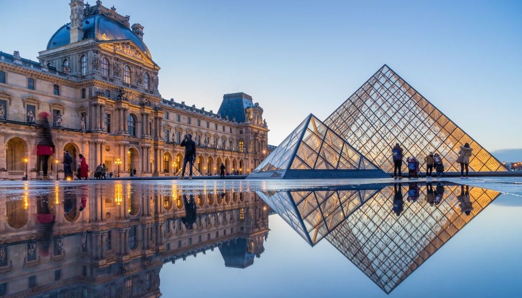 top 10 musei del mondo L'inconfondibile piramide di ferro e vetro del Louvre di Parigi - Netfalls - stock.adobe.com