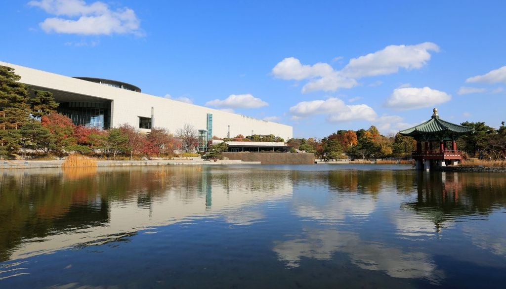 Migliori musei mondiali Il lago antistante il National Museum of Korea a Seoul