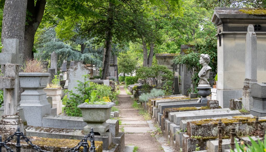 Une allée au milieu des tombes au cimetière du Père-Lachaise. Une allée au milieu des tombes au cimetière du Père-Lachaise.
