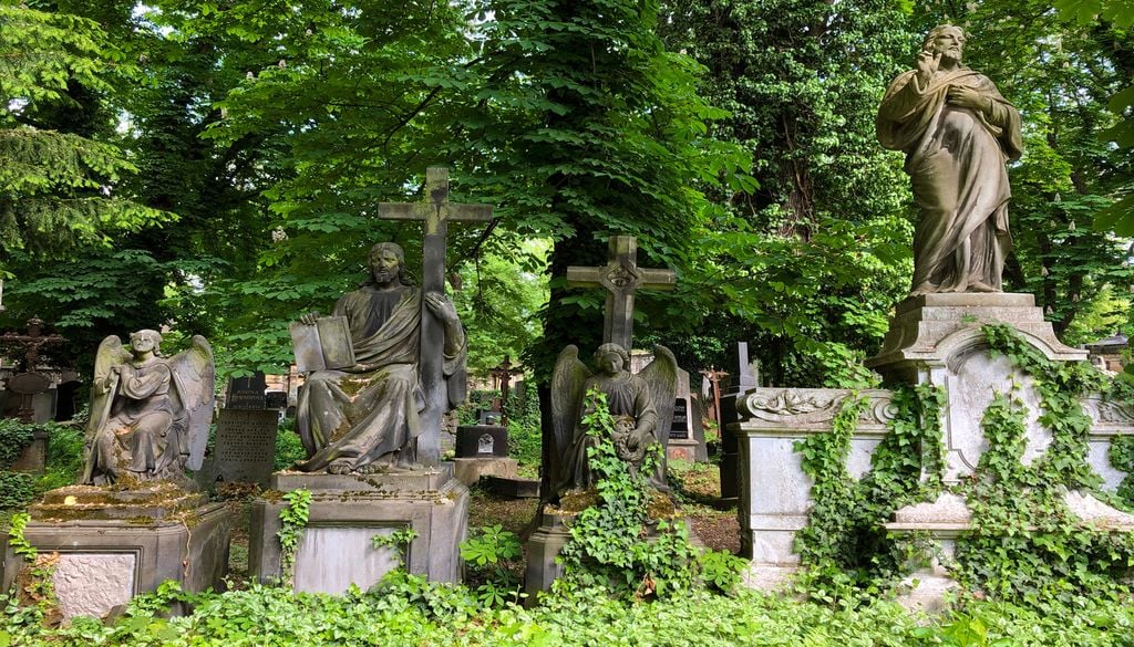 Sépultures du cimetière Olsany, à Prague. Sépultures du cimetière Olsany, à Prague.