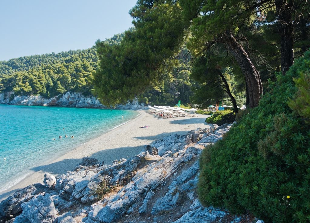 Rochers à l'ombre des pins au petit matin sur la plage de Kastani.
