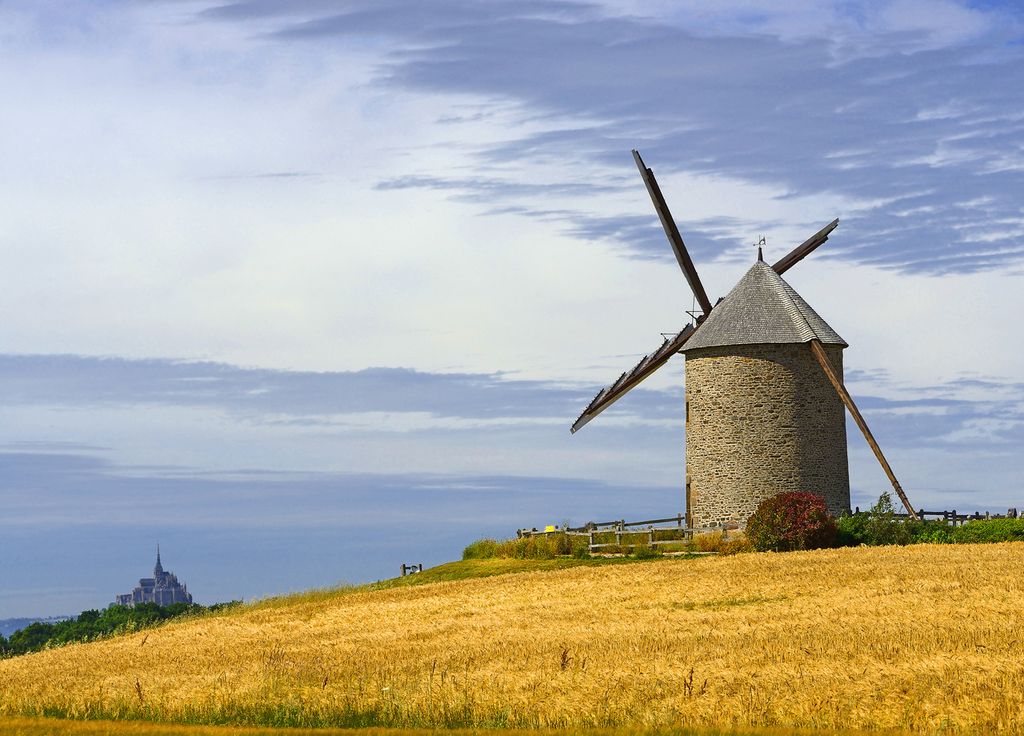 Le moulin de Moidrey et sa vue sur Le Mont-Saint-Michel. Le moulin de Moidrey et sa vue sur Le Mont-Saint-Michel.