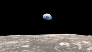Una vista alucinante y giratoria de Luna con zonas no visibles desde la Tierra