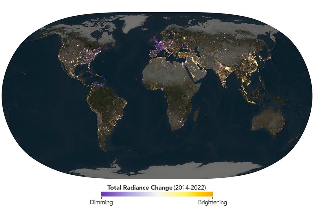 Un mapa global muestra los cambios en la luz artificial nocturna desde 2014 hasta 2022, con los aumentos representados en amarillo y naranja y las disminuciones en morado. NASA Earth Observatory/Michala Garrison