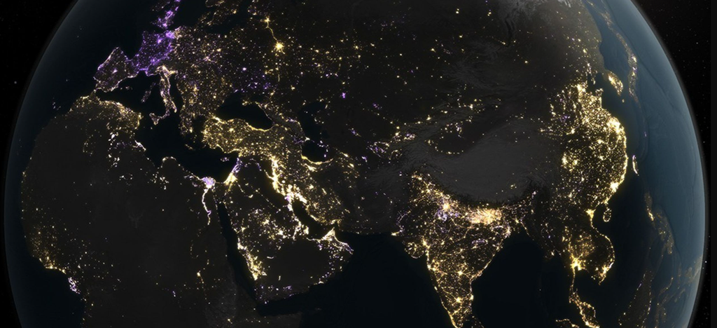 Un análisis de casi una década de datos sobre luces nocturnas (2014-2022) del producto Black Marble de la NASA reveló áreas de mayor brillo (dorado) y menor brillo (púrpura), como se muestra aquí en todo el hemisferio oriental. NASA/Michala Garrison