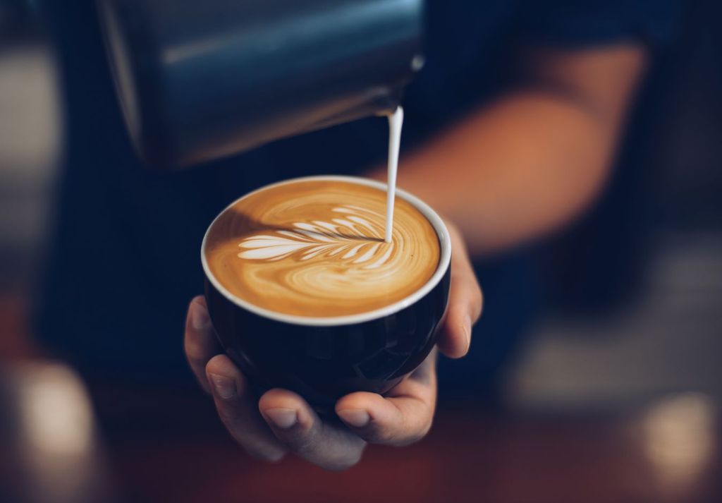 El café mejora la energía, concentración y rendimiento físico. Es rico en antioxidantes.
