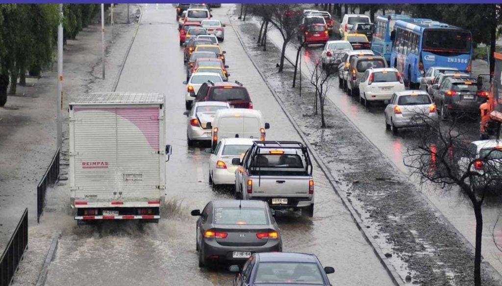Calles inundadas El análisis muestra que el riesgo no se reparte por igual. Mientras parte del sector oriente presenta mejores condiciones para enfrentar lluvias intensas, varias comunas del centro-sur y poniente concentran la mayor exposición. Créditos de la imagen: Corporación Ciudades.
