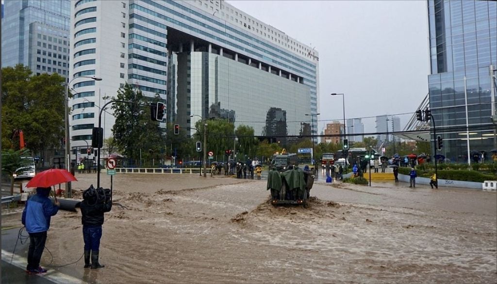 Santiago inundado La forma en que se ha urbanizado cada sector influye directamente en la capacidad del suelo para absorber el agua de lluvia.