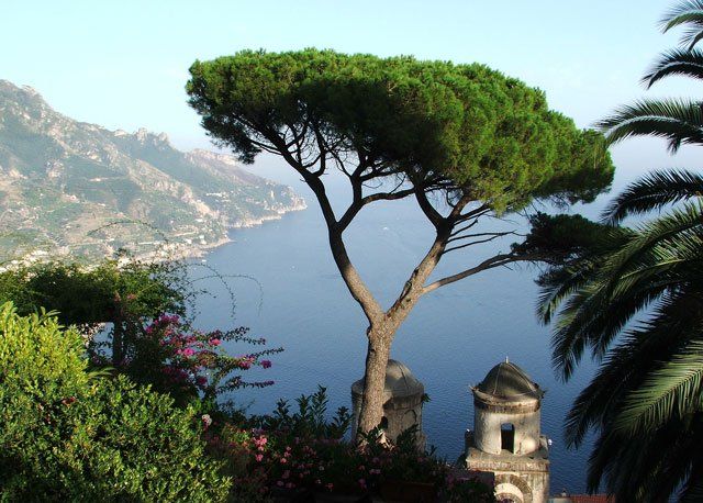 Panorámica de la costa Amalfitana desde Ravello, en la provincia italiana de Salerno, Campania.