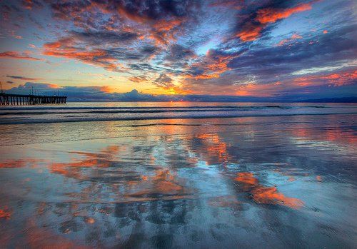Reflejos en el mar durante una puesta de sol en la costa del Pacífico, en California (EEUU).