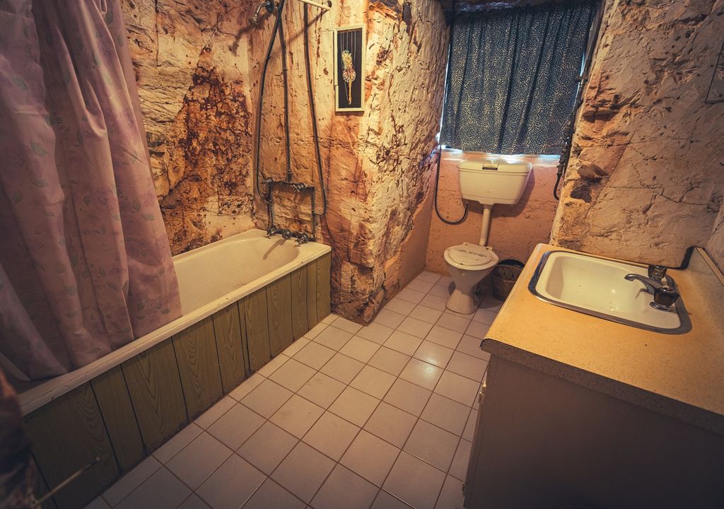 Sala de baño construida en medio de la piedra Sala de baño construida en medio de la piedra